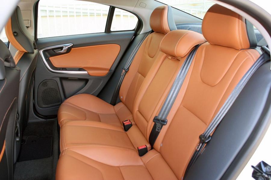  Volvo S60 T5 AWD 2013 года  (фото 8 из 40)